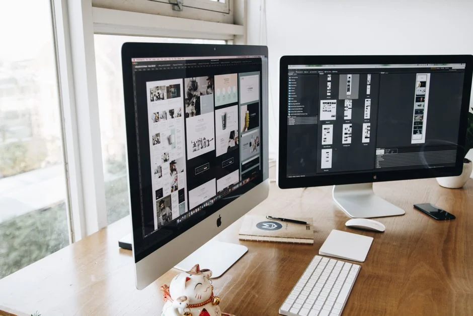 Une personne utilise un ordinateur portable pour parcourir des sites de photos libres de droits. Travail en freelance dans une ambiance chaleureuse.
